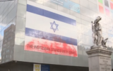 Illustration: Le graffiti rouge peint à la bombe sur le drapeau d'Israël sur la façade du Musée Weitzman de l'histoire juive américaine, dans la vieille ville de Philadelphie, le 26 août 2025. (Crédit : Capture d'écran/YouTube)